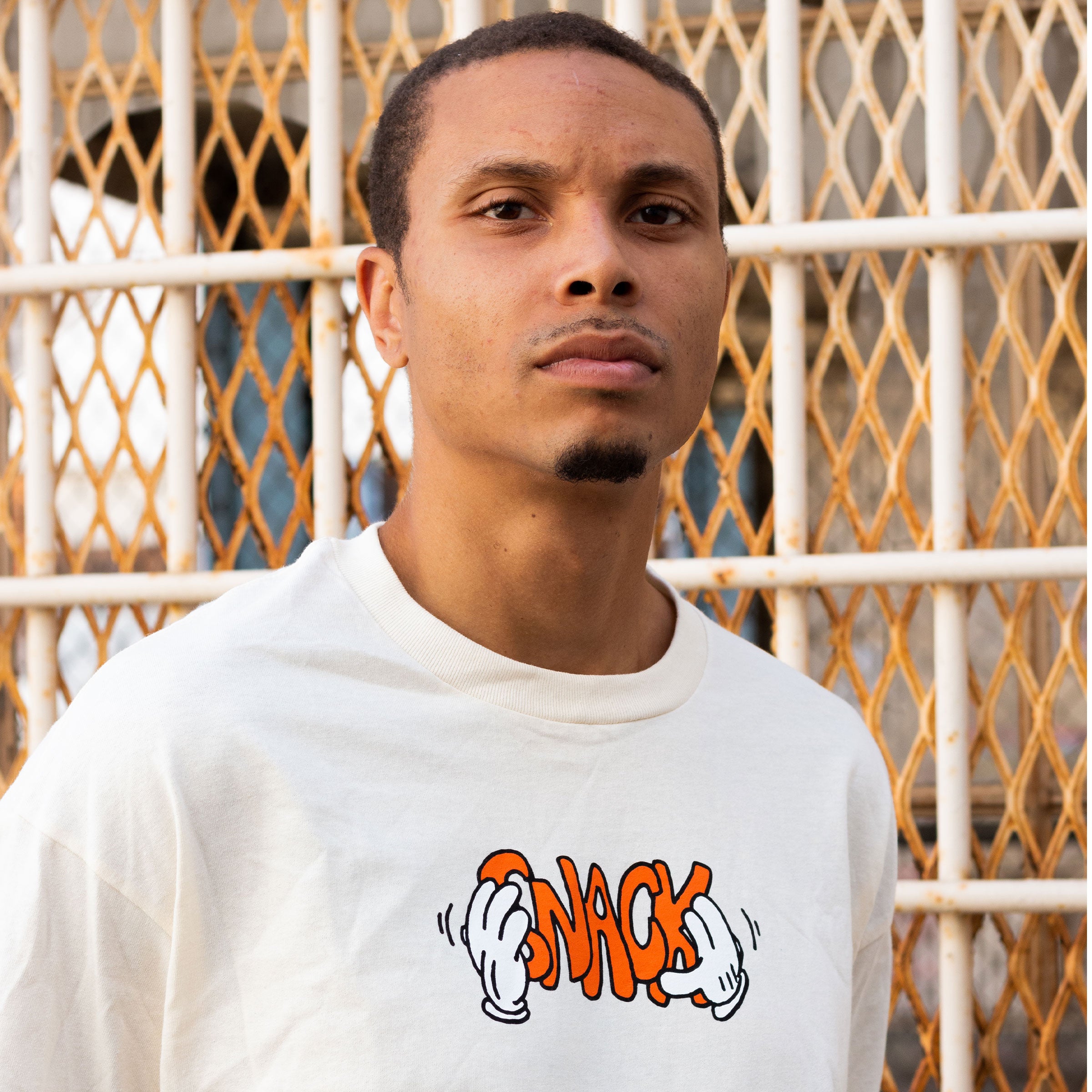 Snack Skateboarding Good Hands t-shirt crema cotone