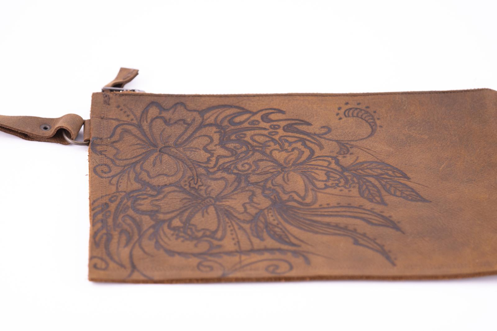 AC Longboards Uzuri Ibiscus pochette pelle marrone