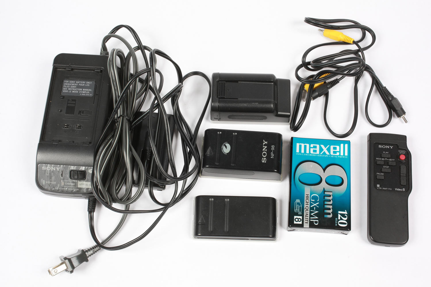 Sony Handycam CCD-TR66 videocamera 8mm bundle