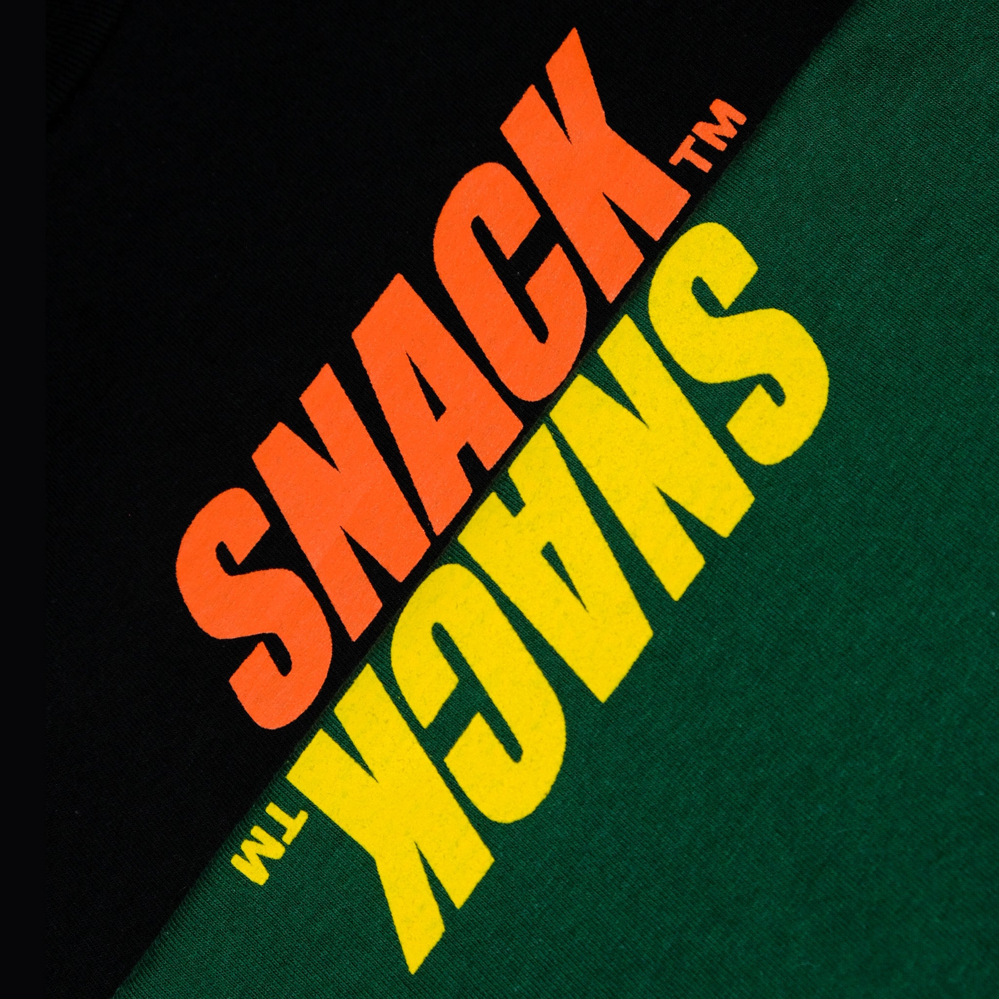 Snack Caps Lock t-shirt verde pino serigrafata