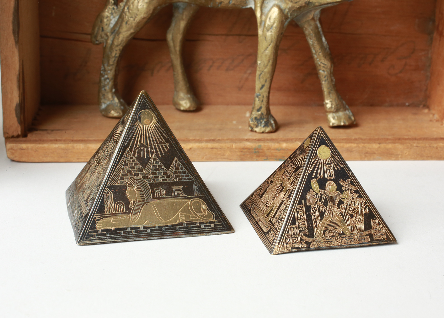 Piramide egizia ottone soprammobile geroglifici 1 pollice