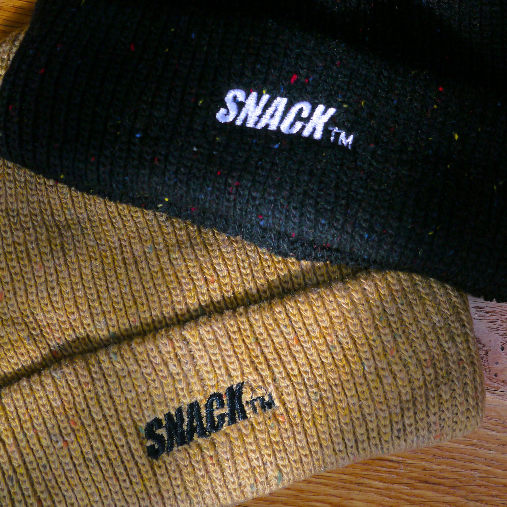 Snack Speckle beanie tan logo ricamato